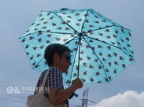 台湾民众打伞遮阳。台湾“中央社”资料图