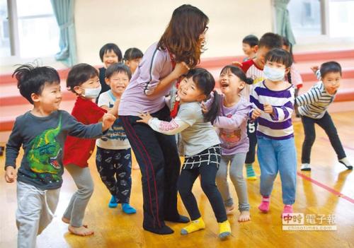 台湾幼儿园小朋友与老师上课玩耍。台湾《中国时报》资料图