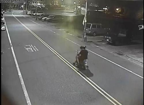 2名嫌犯共乘未挂牌摩托车逃逸。台湾《中时电子报》记者沈挥胜翻摄