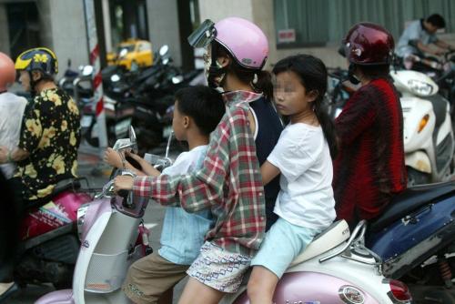 台湾孩子搭乘摩托车时未戴安全帽。台湾《联合报》资料图 台湾孩子搭乘摩托车时未戴安全帽。台湾《联合报》资料图 