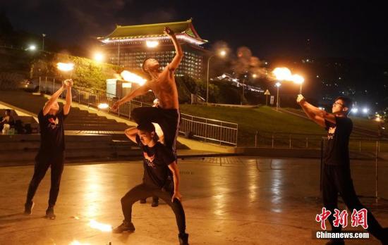 图为七月中旬，火舞团在台北立交桥下排练《十面埋伏》。 中华经济报记者 张宇 摄
