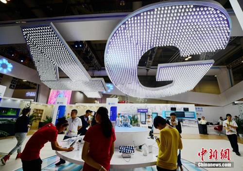 2013年10月25日，厦门市民在体验中国移动4G网络。 中华经济报记者 张斌 摄