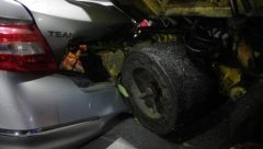 台湾基隆工程车失控撞2辆汽车9辆摩托车 1人受伤