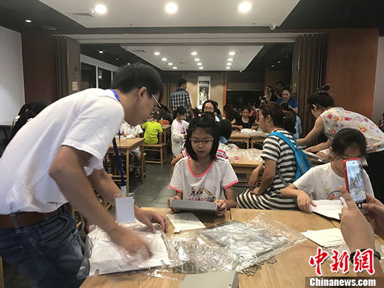 8月3日，由中国宋庆龄基金会和中华文化联谊会主办，台湾正修科技大学参与承办的“艺术品修修脸——科学保存修复展”在北京举行开幕式。 中华经济报记者 杨程晨 摄