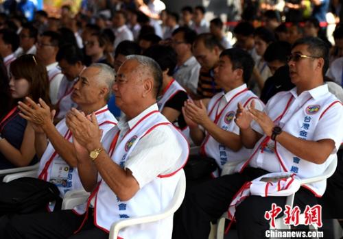 8月5日，金门乡亲出席在福建泉州市晋江龙湖水库举行的福建向金门供水工程通水现场会。张斌 摄