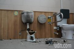 台湾高雄228公园厕所马桶炸毁：男童烧卫生纸