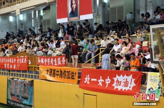 7月1日，台湾的大学入学指定科目考试（简称“指考”）开考。台北市立第一女子高级中学内，悬挂着为不同学校考生加油打气的横幅。这里还有由学生家长组成的志工团，服务考生和陪考的家长。陈小愿 摄