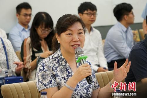 8月7日，为期近一个月的大陆金融机构实习行将结束，来自台湾大学、台湾政治大学、辅仁大学等宝岛顶尖高校的学生走进北京中关村，参访腾讯、创业公社等知名企业，体验创新创业氛围。图为北京市台办副主任于凤英在创业公社与台湾青年对谈。王捷先 摄